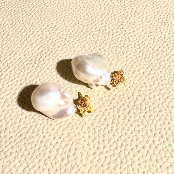 Celine BAROQUE TRIOMPHE EARRINGS IN BRASS WITH GOLD FINISH AND CULTURED PEARLS - Picture 4 of 7